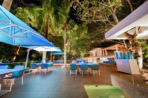2 restaurantes; se sirven desayunos, almuerzos y cocina mediterránea 