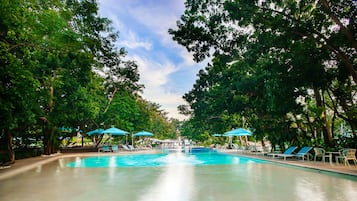 4 piscine all'aperto, cabine incluse nel prezzo, ombrelloni da piscina