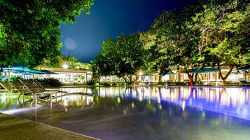 5 outdoor pools, open 9:00 AM to 5:00 PM, free pool cabanas