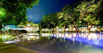 5 piscinas al aire libre, cabañas de piscina gratuitas, sombrillas