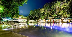 5 outdoor pools, open 9:00 AM to 5:00 PM, free pool cabanas