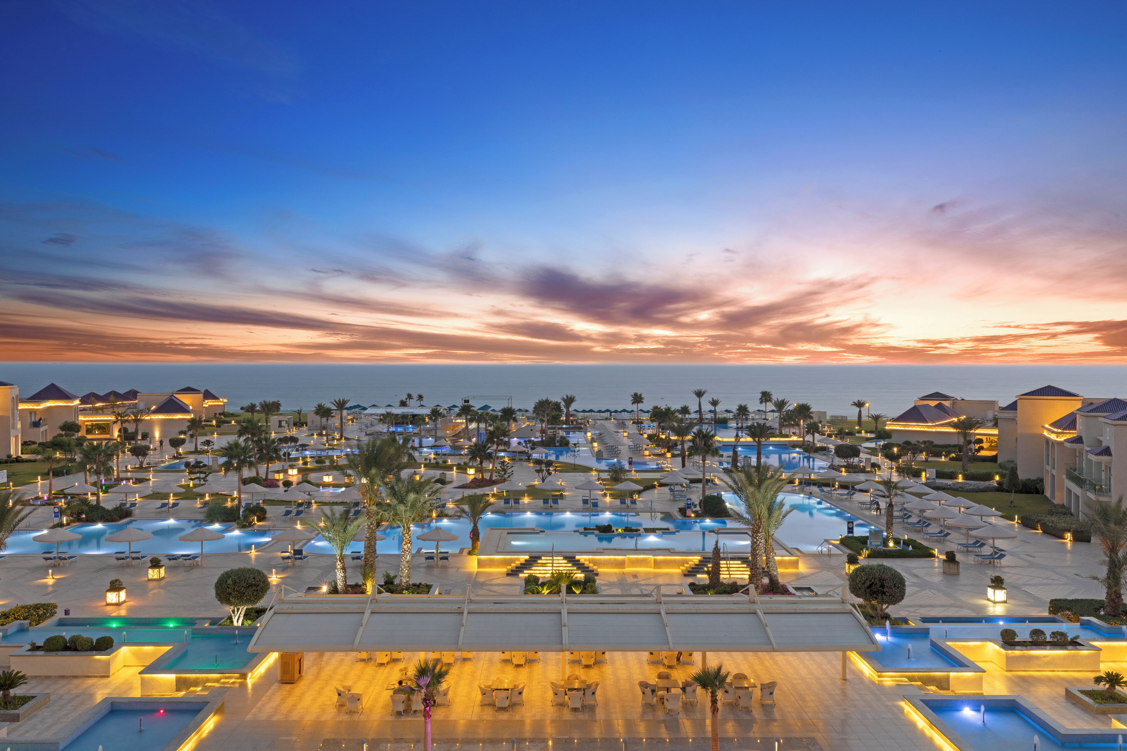 Vista frontal de la propiedad por la tarde o noche