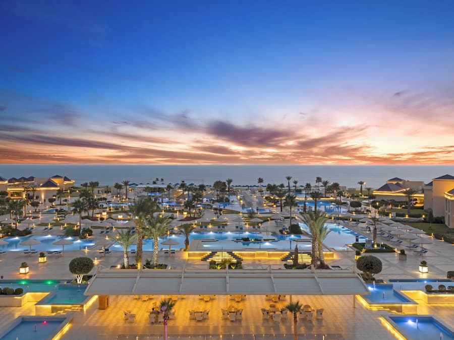 Fachada de la propiedad por la tarde o noche