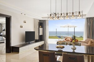 Royal Suite | Living area | Flat-screen TV, table tennis