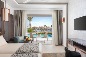 Pool view with relaxing pool | Ausblick vom Zimmer