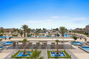 Una piscina techada, 6 piscinas al aire libre, sombrillas