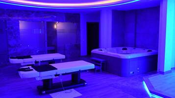Salas de tratamiento para parejas, un sauna, una bañera de hidromasaje