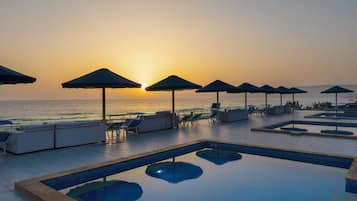 Plage, chaises longues, parasols, serviettes de plage