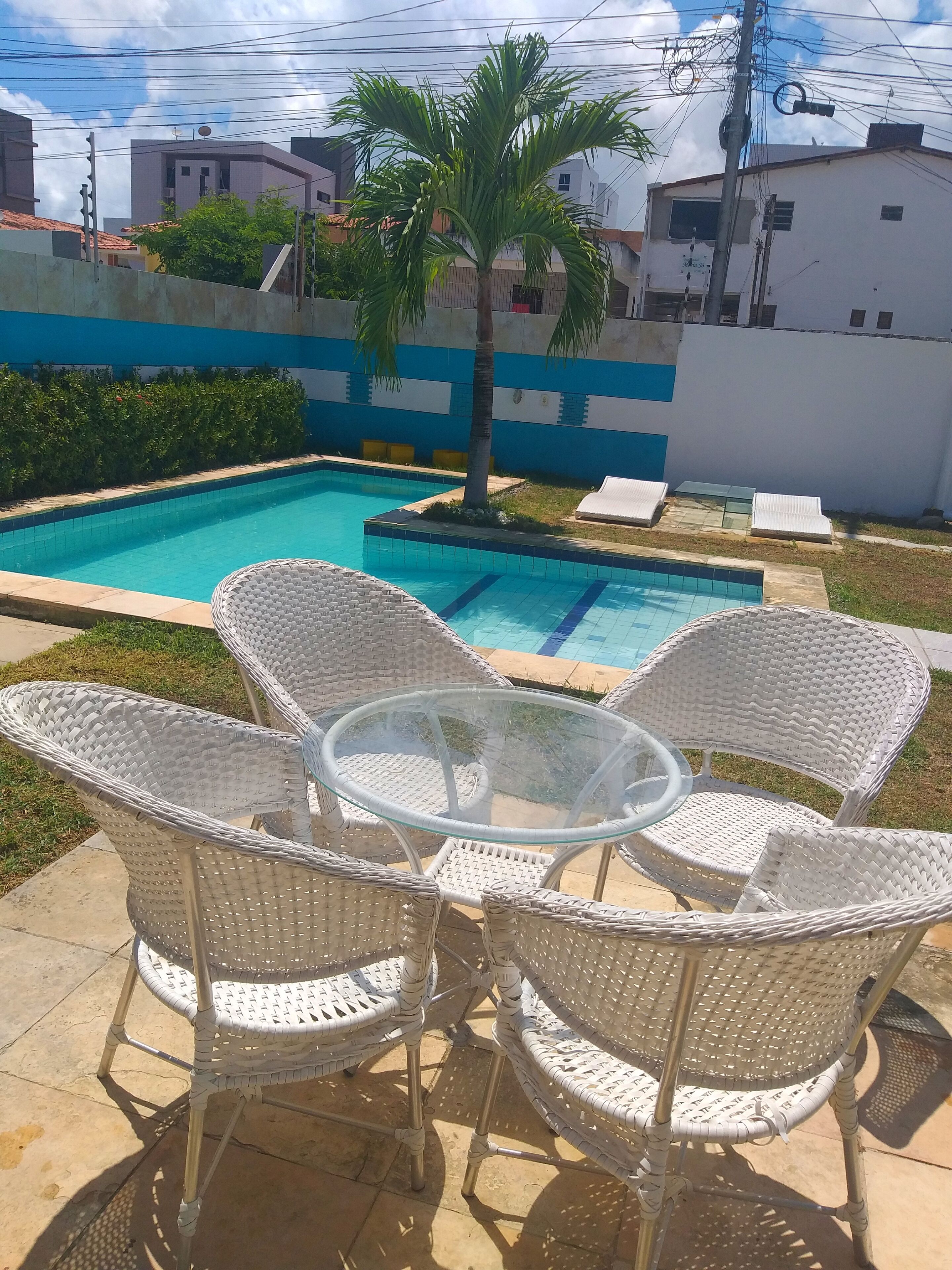 Una piscina al aire libre