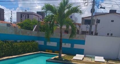 Suuri talo uima-altaalla 500 metrin päässä merestä