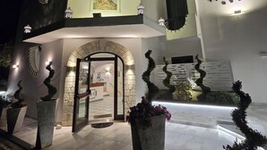 A hotel entrance with a double door, a staircase, and a sign reading 'Hotel Park Victoria'. - Hotel Park Victoria (Forio)