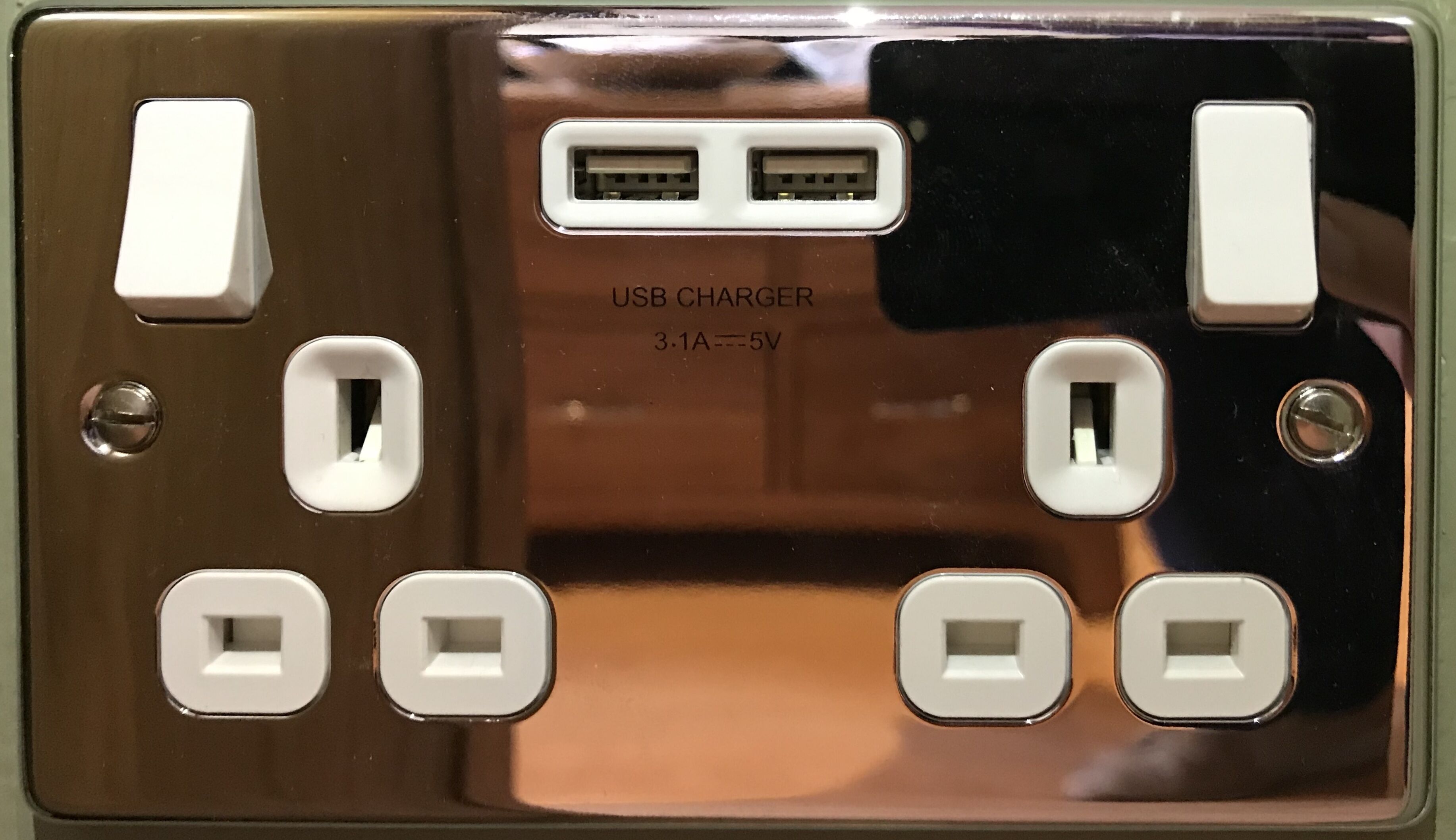 Un caricabatterie USB con uscita 3.1A 5V, quattro porte USB e due prese di corrente standard.