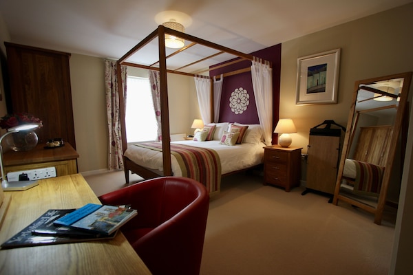 Master bedroom with king size solid oak four poster bed