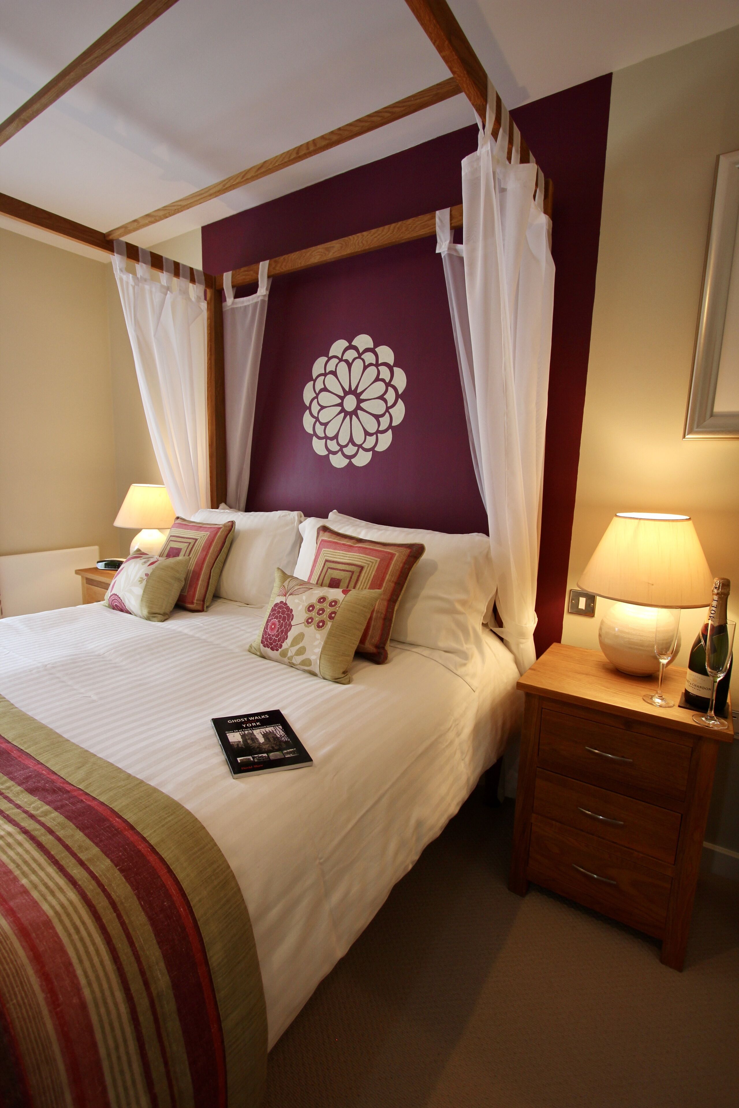 2 habitaciones, tabla de planchar con plancha y cuna de viaje 