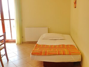 1 bedroom, free Internet, bed sheets