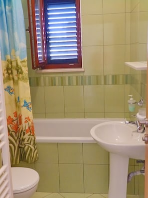 Bathtub, towels