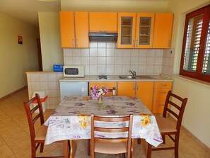 Fridge, microwave, stovetop, cookware/dishes/utensils