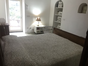 2 habitaciones, tabla de planchar con plancha y ropa de cama 