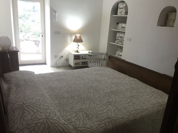 2 bedrooms, iron/ironing board, bed sheets