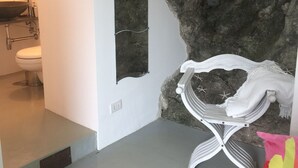 Un baño con un lavamanos blanco, un perchero y un adorno de pared.