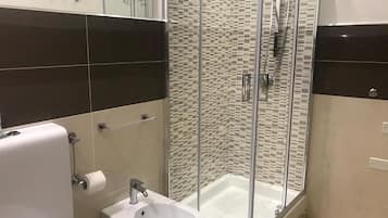 Shower, rainfall showerhead, free toiletries, hair dryer