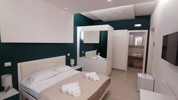 Comfort-Doppel- oder -Zweibettzimmer, 1 Queen-Bett | Minibar, Schreibtisch, Verdunkelungsvorhänge, kostenloses WLAN