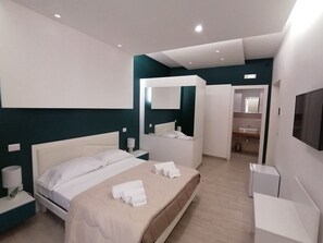 Habitación Confort con 1 cama doble o 2 individuales, 1 cama de matrimonio | Minibar, escritorio, cortinas opacas y wifi gratis