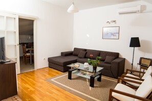 TV - Apartments Bungevilla - Two Bedroom Apartment with Balcony (Dubrovnik)