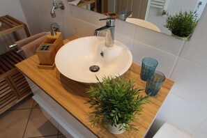 Een bad, een haardroger, handdoeken, toiletpapier