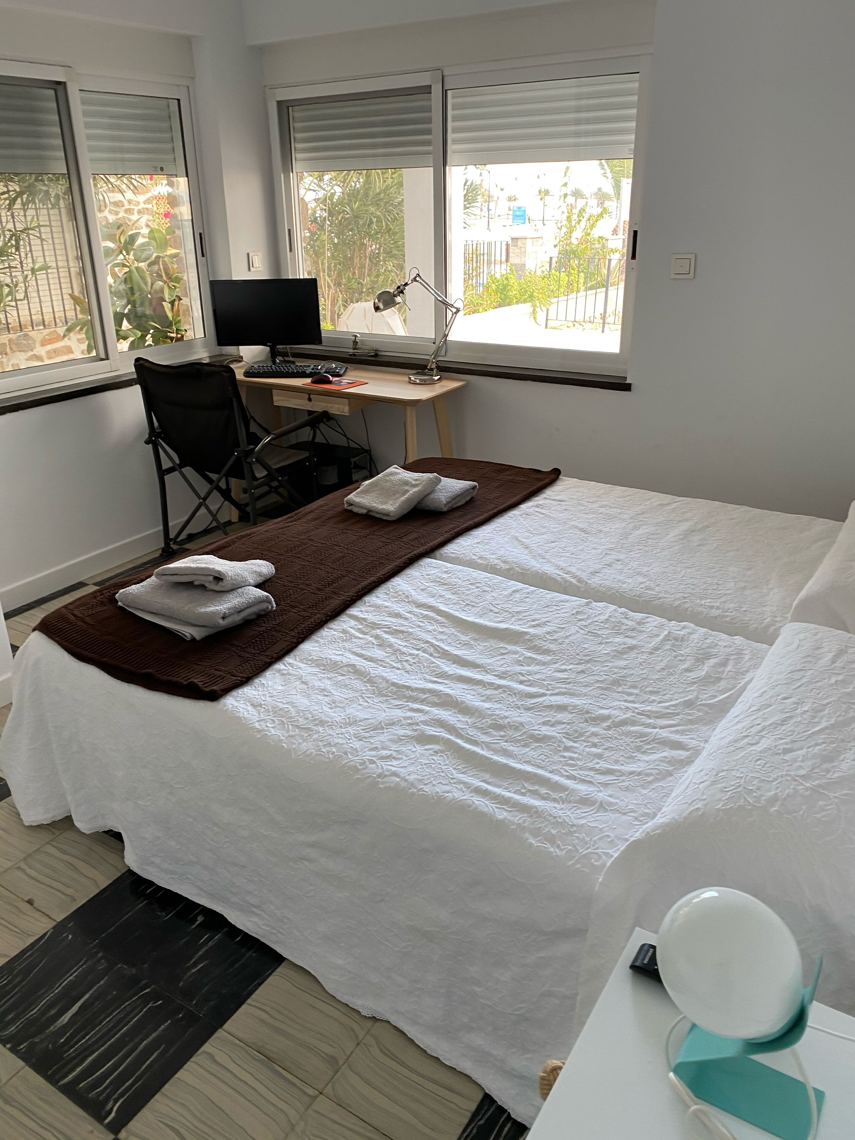 5 chambres, fer et planche à repasser, Wi-Fi, draps fournis