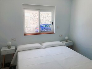 5 bedrooms, iron/ironing board, WiFi, bed sheets