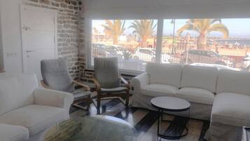 Una televisión, una chimenea