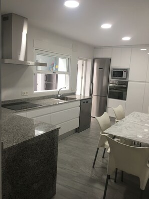 Four Ă micro-ondes, un four, surface de cuisson, lave-vaisselle