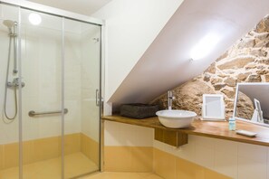 Chambre Double | Salle de bain | Articles de toilette gratuits, sèche-cheveux, serviettes fournies