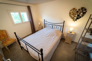 2 bedrooms, travel crib, bed sheets - ----- High Gite ------ (Codognan)