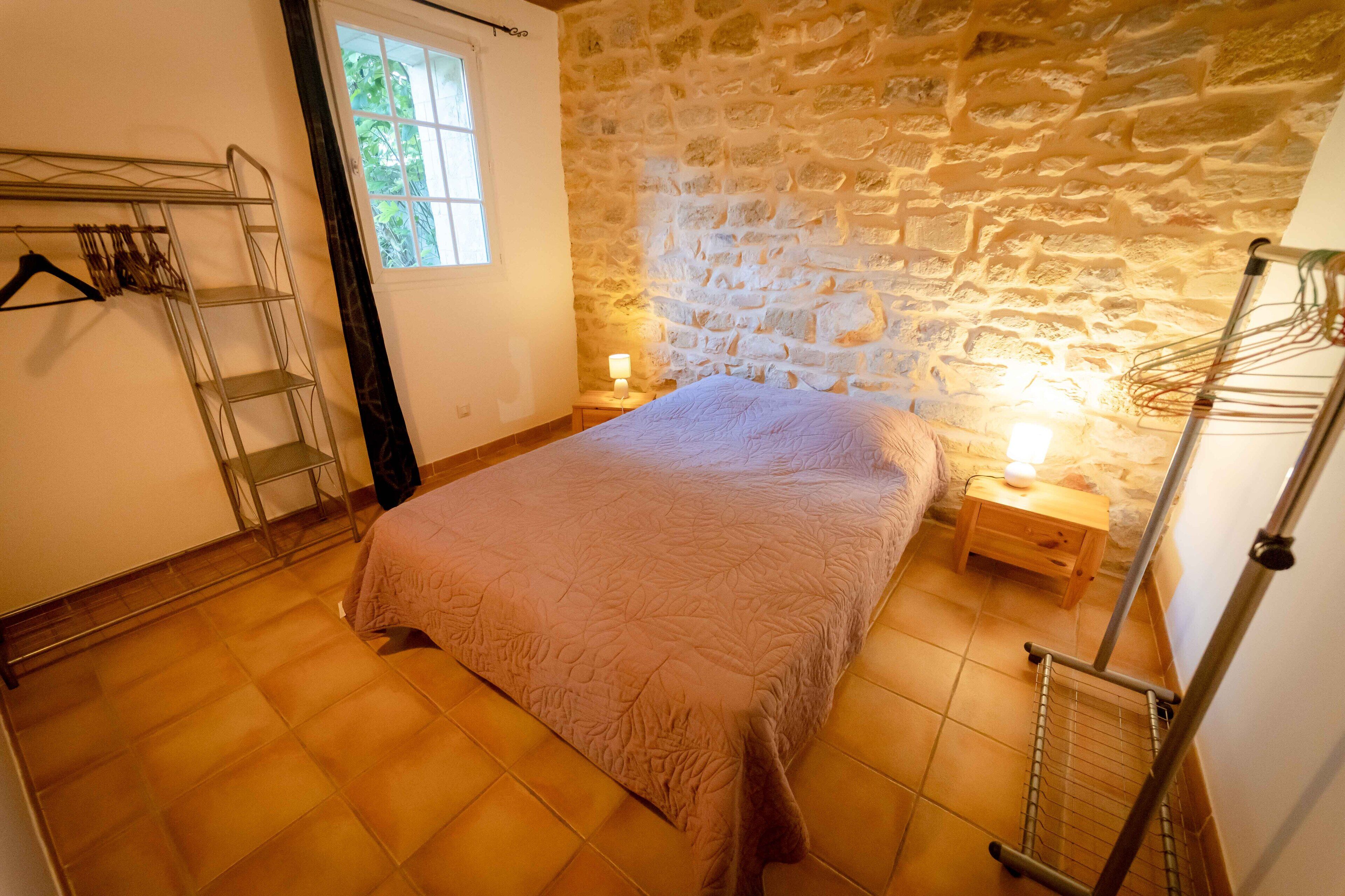 2 makuuhuonetta, vauvan matkasänky, vuodevaatteet