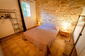 2 間睡房、可攜式嬰兒床、床單