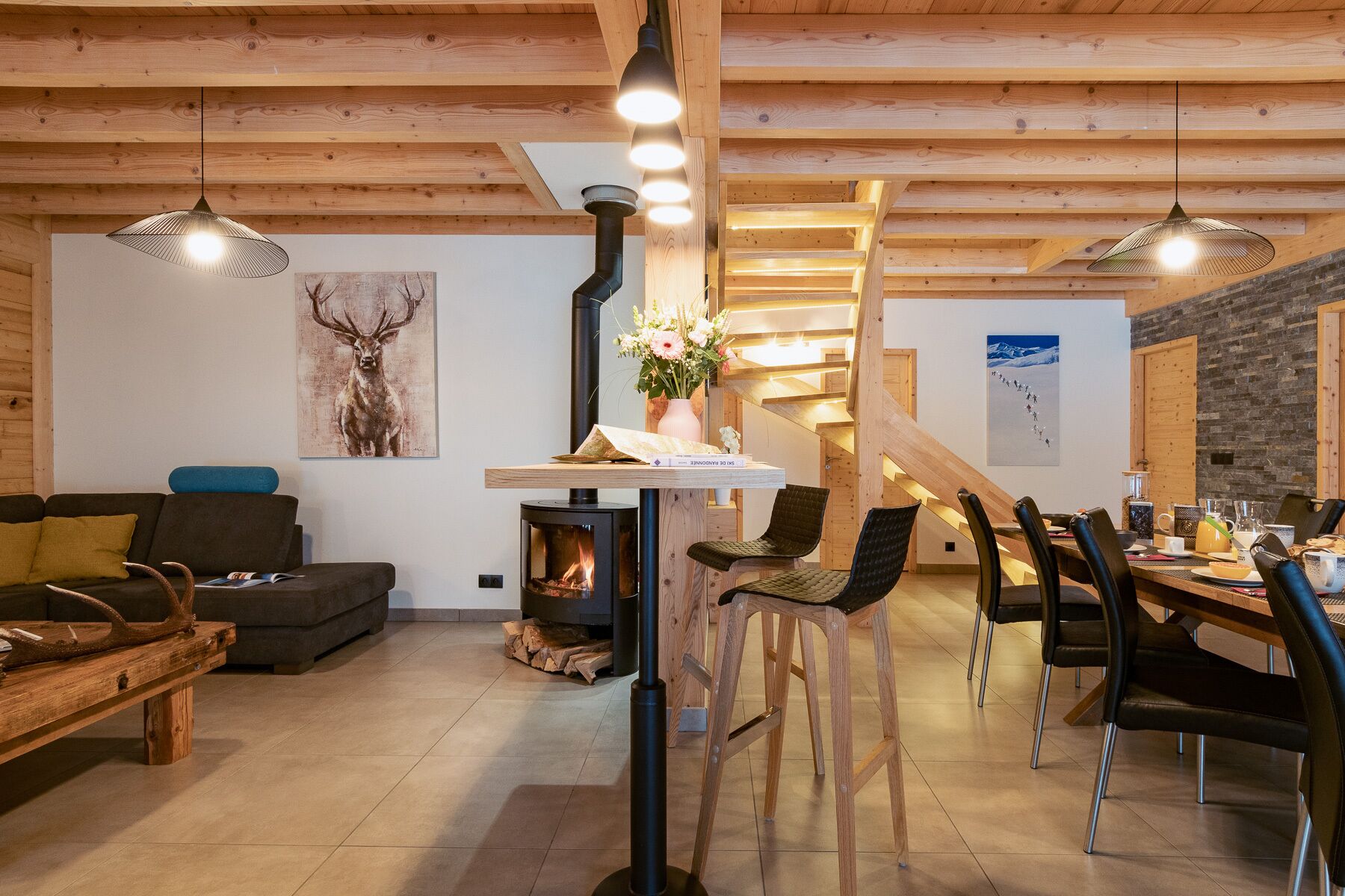 Una sala de estar acogedora con chimenea, muebles de madera y un comedor con sillas y mesa.