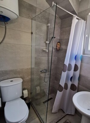 Slippers, towels, soap, toilet paper - Stone Bridge Guesthouse (Pec)