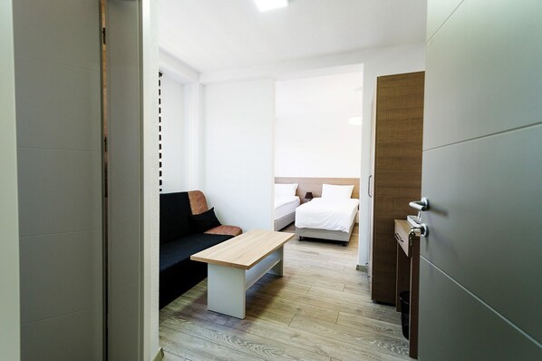 Vierpersoonskamer | Een bureau, gratis wifi, beddengoed