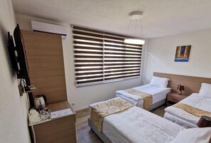 Een bureau, gratis wifi, beddengoed