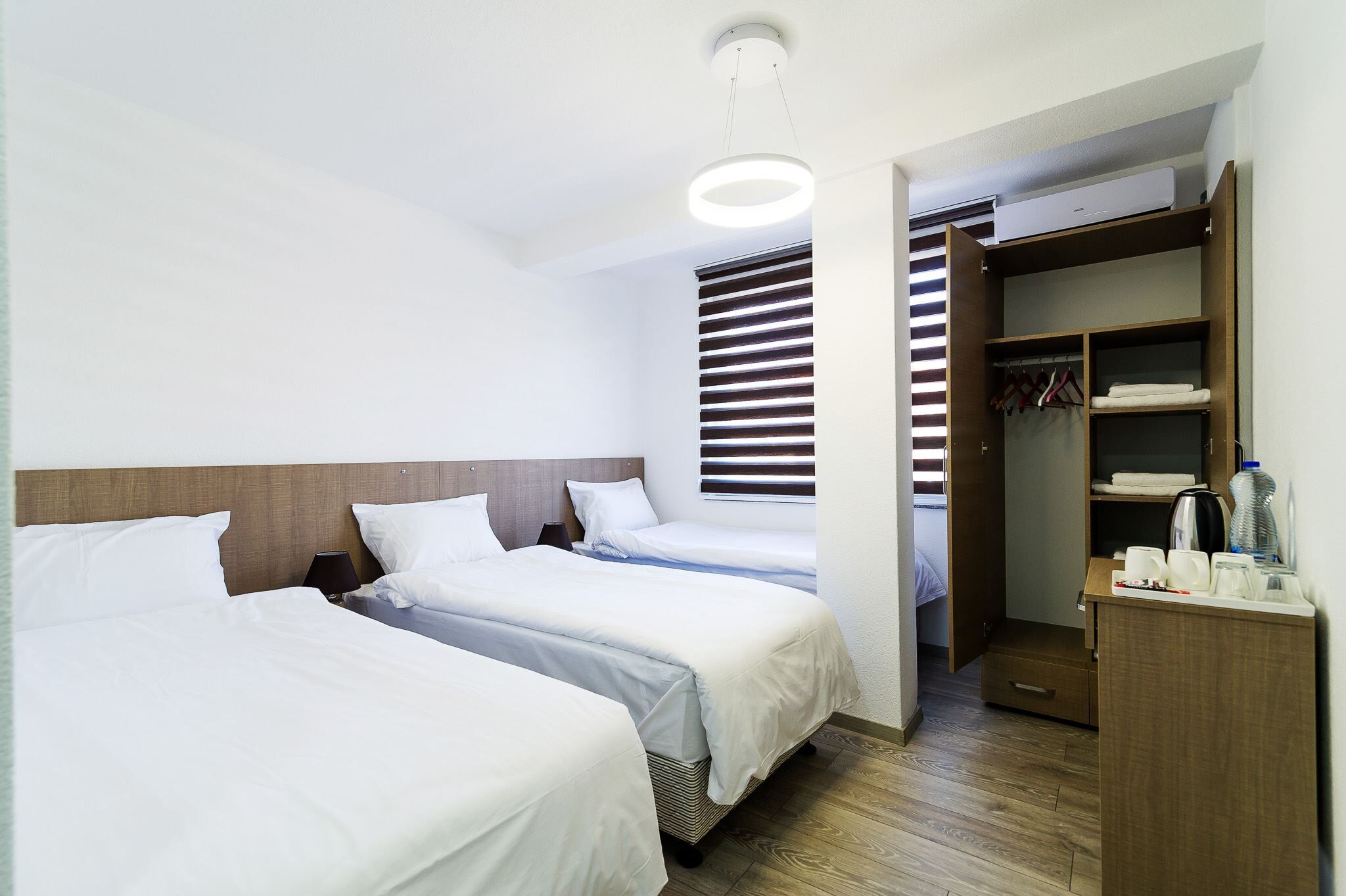 Dreibettzimmer, Bergblick | Schreibtisch, kostenloses WLAN, Bettwäsche