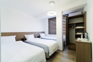 Triple Room, Mountain View | Desk, free WiFi, bed sheets