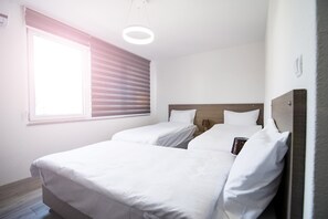 Driepersoonskamer, uitzicht op bergen | Een bureau, gratis wifi, beddengoed