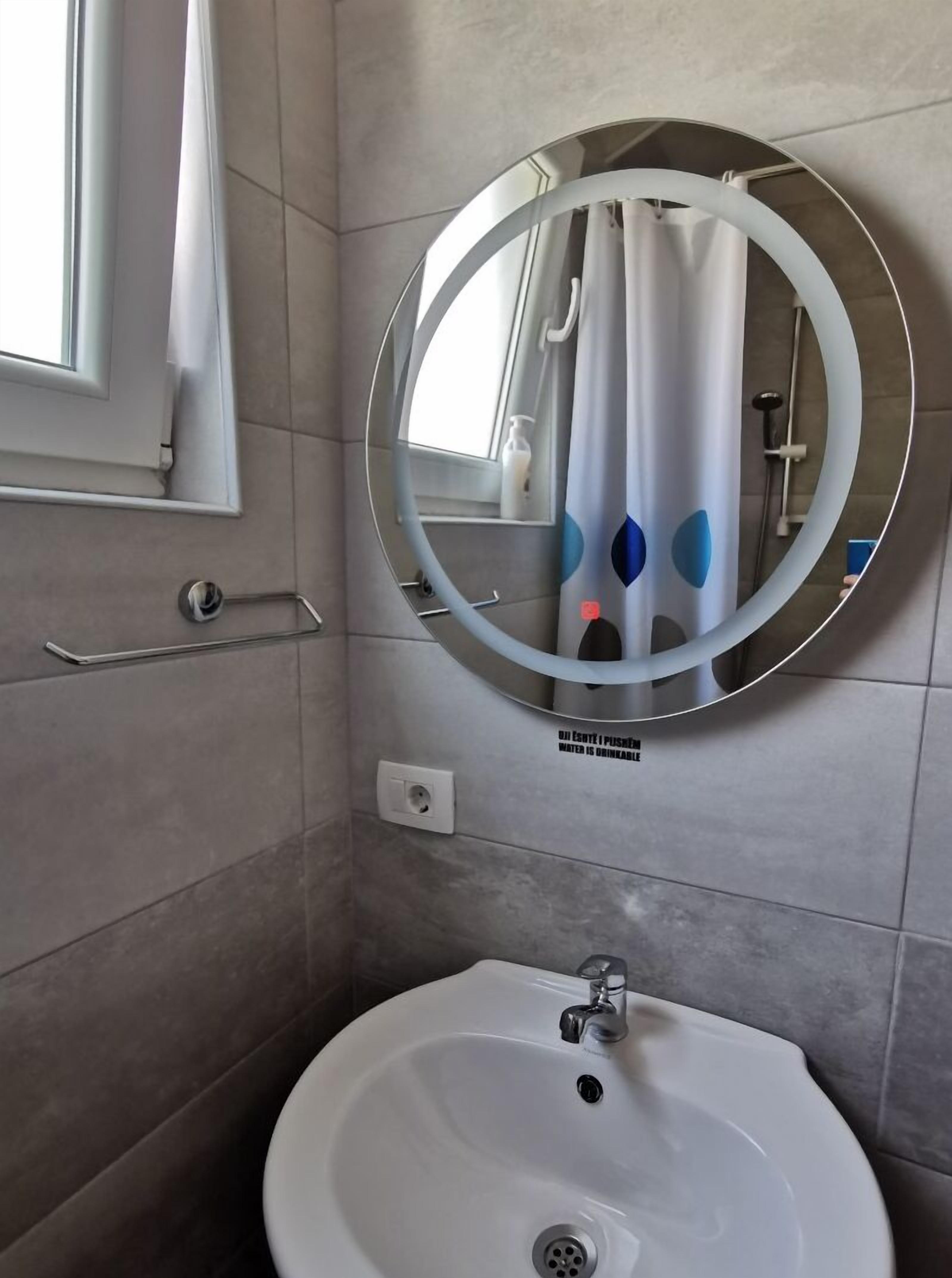 Hausschuhe, Handtücher, Seife, Toilettenpapier