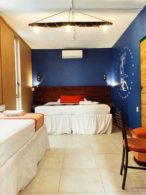 Standaard driepersoonskamer | Geluiddichte muren, gratis wifi, rolstoeltoegankelijk