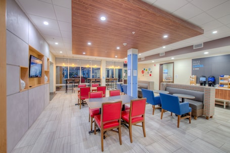 Desayuno buffet incluido todos los días . Holiday Inn Express & Suites Remington by IHG