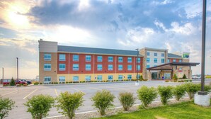 A multi-story hotel with a parking lot and a covered entrance. - Holiday Inn Express & Suites Remington by IHG (Remington)