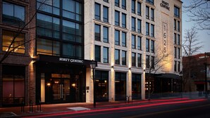 Een meerhoog gebouw met een opvallend "Hyatt Centric" bord, grote ramen en een bakstenen gevel.