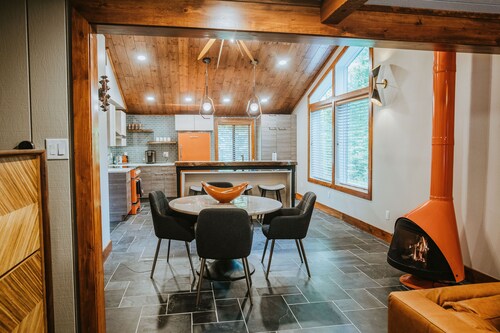 Enjoy the peace & quiet of beautiful Nashville, Indiana.